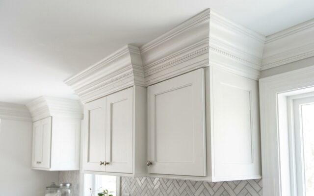 Kitchen Cabinet Crown Molding: Profiles, Sizing, and Install Steps